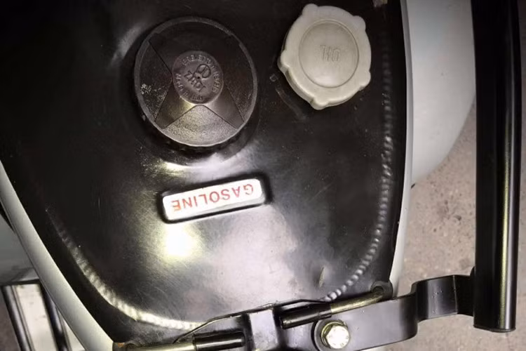 Ra đời giữa thập niên 1990, Vespa PX150E được xem là một trong những dòng xe cuối cùng còn giữ trọn vẹn tinh thần cổ điển của thương hiệu Ý. Với thiết kế mang đậm dấu ấn thập niên 70 – 80, PX150E không chỉ là phương tiện di chuyển mà còn là biểu tượng của phong cách sống, của chất “điệu” rất riêng mà người yêu Vespa trên khắp thế giới vẫn mê mẩn.