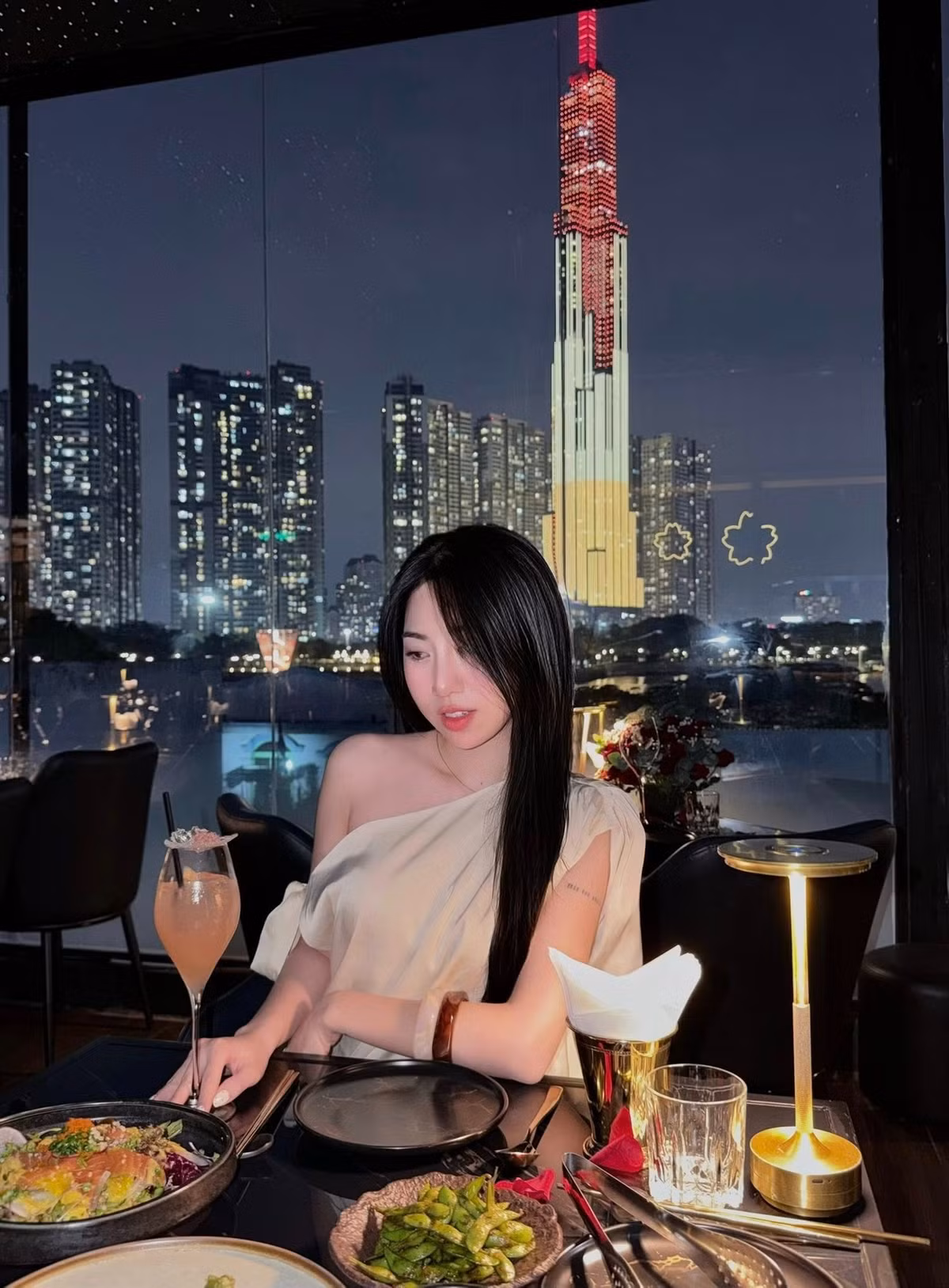 Trên trang cá nhân, Nguyễn Nụ thường xuyên khoe những bức ảnh về cuộc sống hàng ngày và những chuyến du lịch.