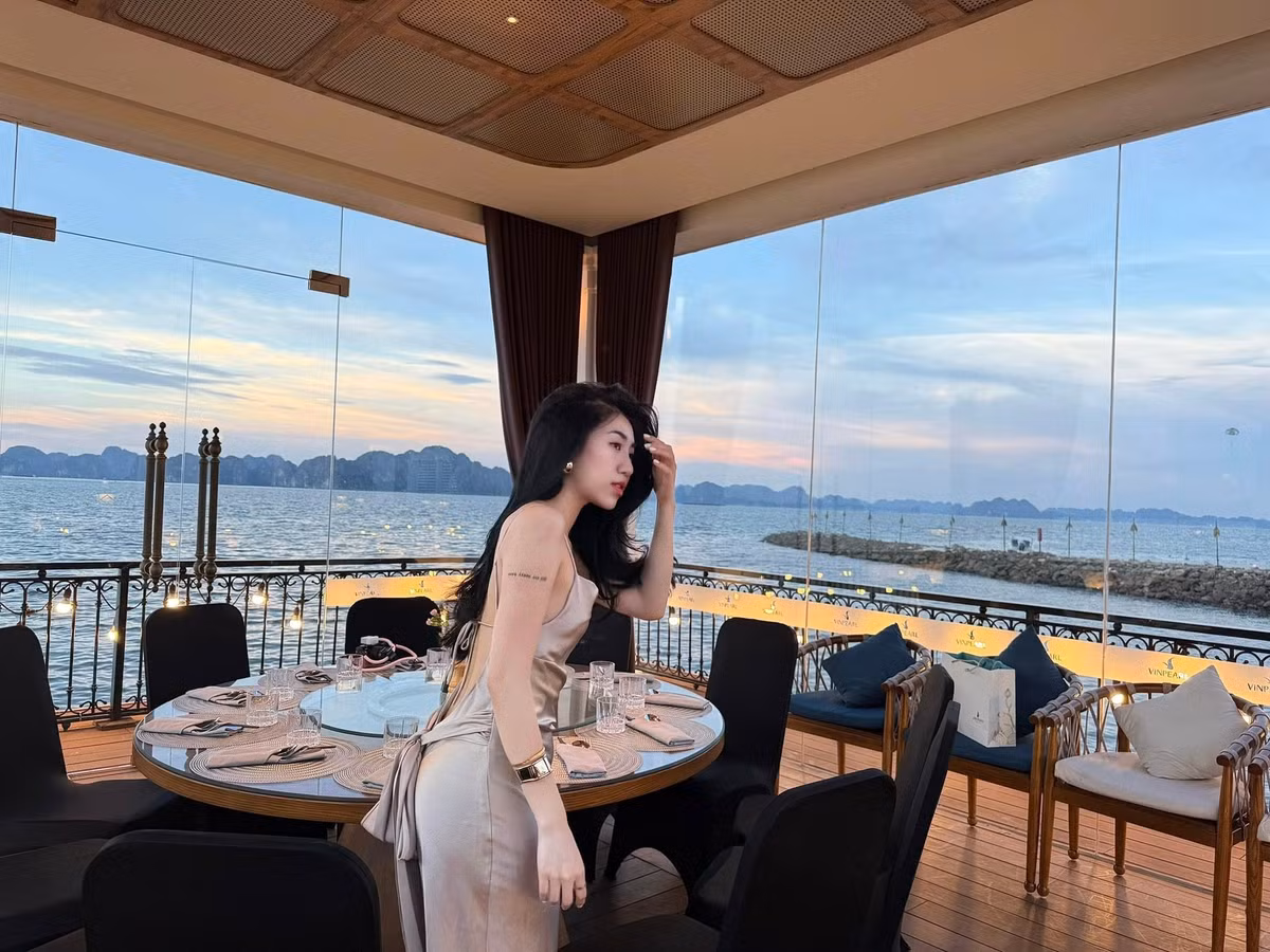 Nguyễn Nụ cũng thử sức với nhiều gu thời trang và chưa có bất cứ style nào làm khó được em gái Văn Toàn.