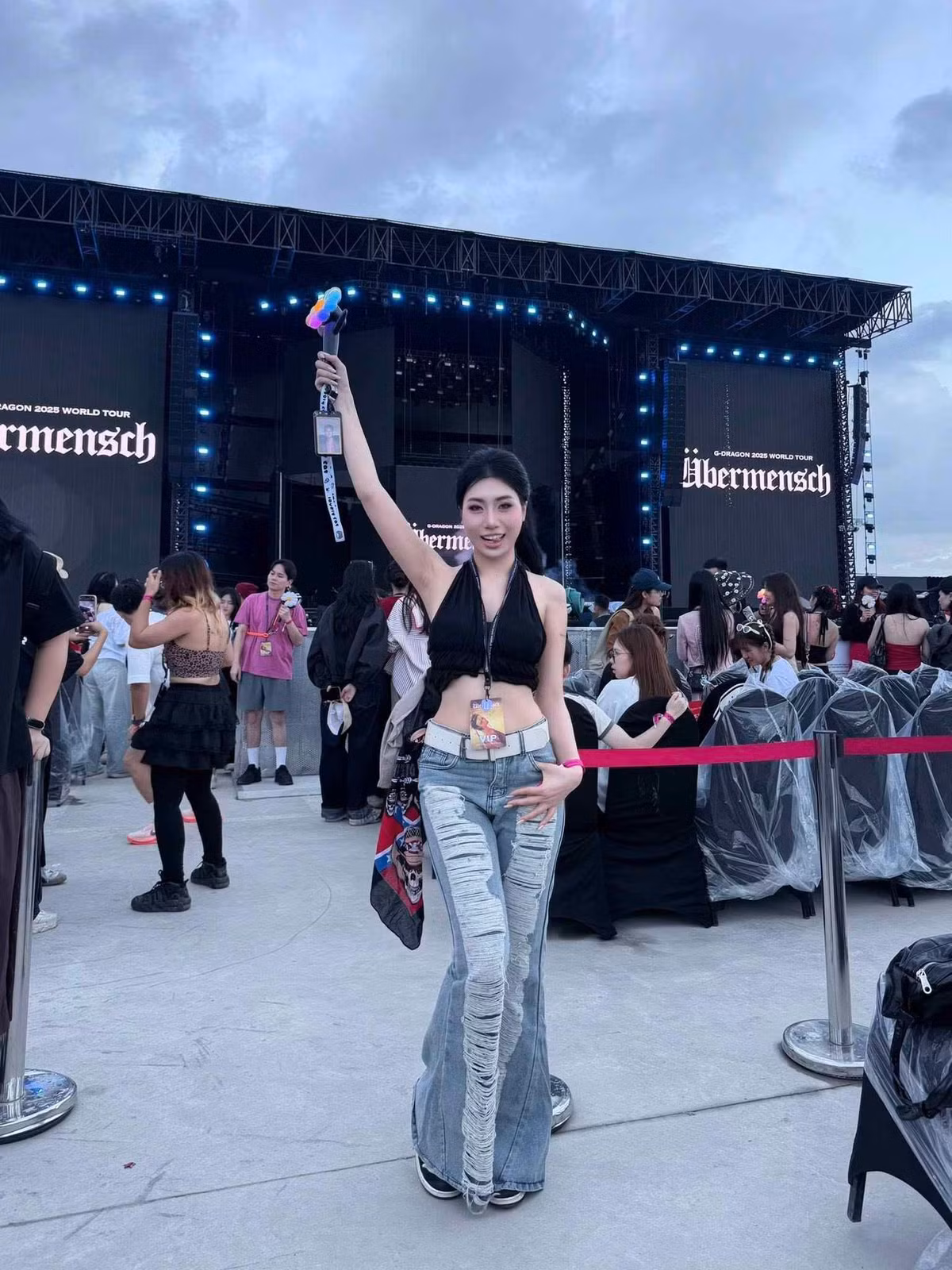 Tối ngày 7/11, Nguyễn Nụ khiến dân mạng khen không ngớt khi xuất hiện ở concert G-DRAGON tại Hưng Yên.