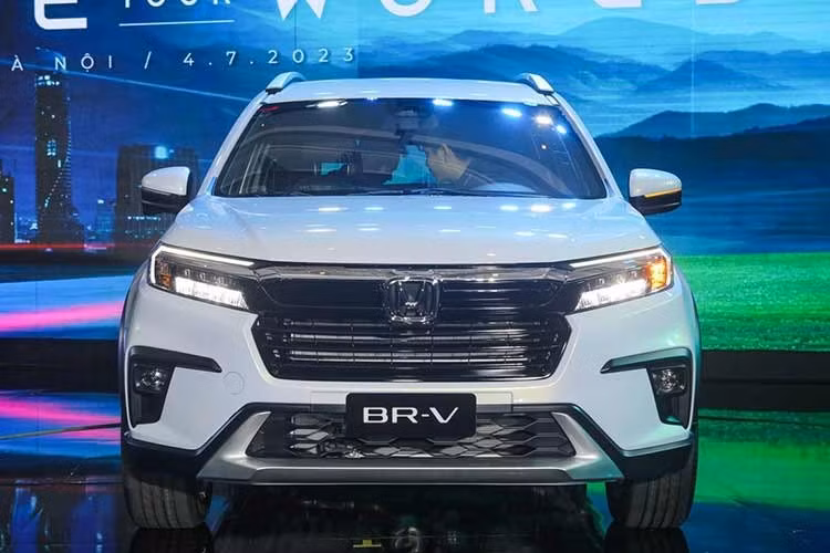 10. Honda BR-V: 31 xe ﻿Trong tháng 2/2026, Honda BR-V có doanh số đúng bằng Hyundai Elantra, đó là 31 xe. So với tháng 1/2026, doanh số của mẫu MPV nhà Honda giảm 90%. Đây cũng là mẫu xe có mức sụt giảm doanh số cao nhất trong top 10 này. Ngoài ra, Honda BR-V cũng là mẫu MPV cỡ nhỏ duy nhất góp mặt trong danh sách.