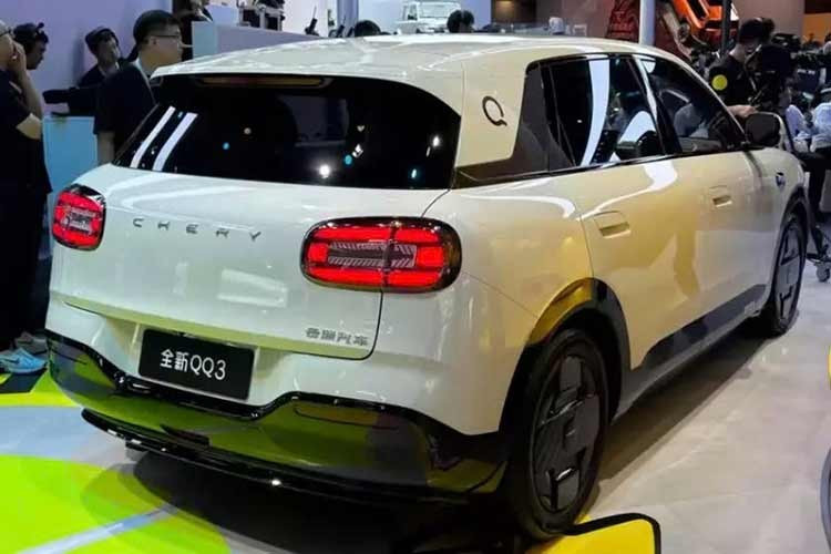 Không chỉ rẻ, Chery QQ3 2026 còn gây ấn tượng với thiết kế ngoại thất dễ thương. Xe được trang bị khu vực phía trước đóng kín, hai bên là cụm đèn LED hình chữ Q bo tròn, kết hợp khe hút gió dạng thanh chạy ngang phía dưới. Trong khi đó, khu vực bên sườn đi kèm tay nắm cửa ẩn một nửa và ốp vòm bánh màu đen. Phần đuôi xe có cụm đèn bo tròn tương tự thiết kế phía trước.