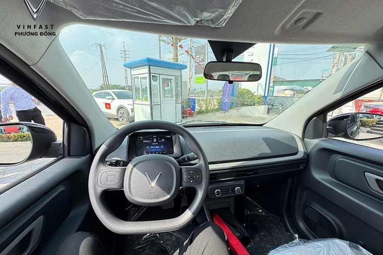 Trang bị của Minio Green gồm đèn pha LED Projector, hệ thống treo sau độc lập, màn hình sau vô lăng 7 inch, điều hòa và hệ thống âm thanh hai loa. Về an toàn, xe được trang bị túi khí người lái, hệ thống chống bó cứng phanh ABS, phân phối lực phanh điện tử EBD và kiểm soát lực kéo TCS.