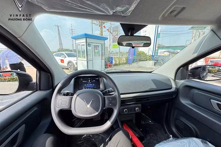 Trang bị của Minio Green gồm đèn pha LED Projector, hệ thống treo sau độc lập, màn hình sau vô lăng 7 inch, điều hòa và hệ thống âm thanh hai loa. Về an toàn, xe được trang bị túi khí người lái, hệ thống chống bó cứng phanh ABS, phân phối lực phanh điện tử EBD và kiểm soát lực kéo TCS.