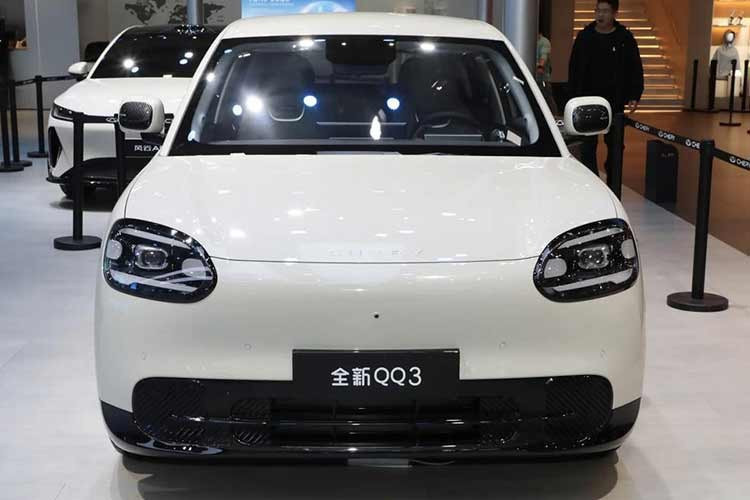 QQ3 chạy điện hoàn toàn mới có 6 màu ngoại thất nổi bật gồm hồng Cloud Pink Rice, trắng Feather White, bạc Moon Sword Silver, đỏ Scarlet Red, tím Elegant Purple và hồng Peach Blossom Pink. Những màu sắc này hứa hẹn sẽ giúp xe thu hút đối tượng khách hàng chính là giới trẻ Trung Quốc.
