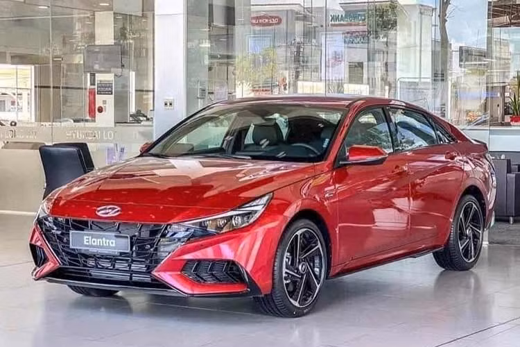 9. Hyundai Elantra: 31 xe ﻿Elantra là mẫu xe Hyundai duy nhất xuất hiện trong top 10 ôtô bán kém nhất tháng 2/2026. Mẫu xe này bán ra 31 chiếc, giảm 45,6%. Đây là mẫu xe sedan hạng C thứ hai có mặt trong danh sách này, bên cạnh Toyota Corolla Altis, phần nào cho thấy sự thờ ơ của người tiêu dùng trong nước đối với phân khúc này.