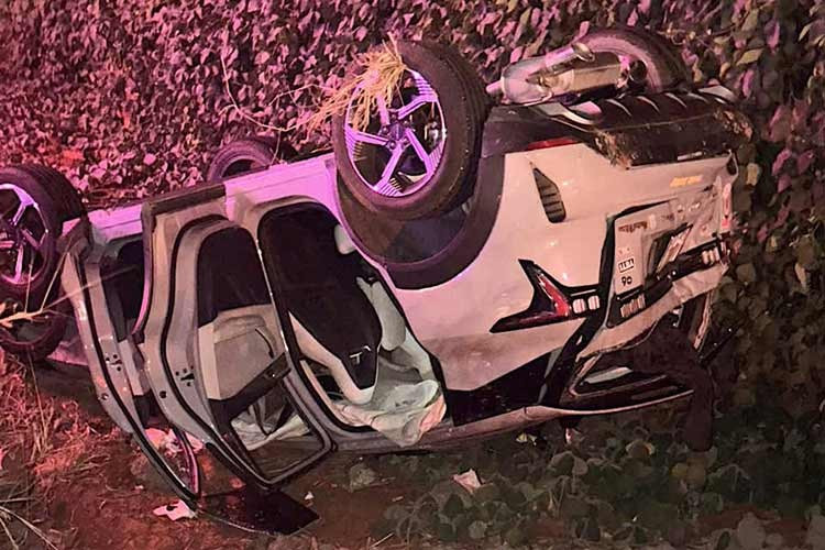 Khi đến địa điểm trên, dòng phương tiện đang lưu thông cùng chiều phía trước chiếc Lynk &amp; Co 06 đã di chuyển chậm lại và đèn phanh đồng loạt bật lên. Điều này khiến tài xế điều khiển chiếc SUV cỡ B đến từ Trung Quốc này phải phanh theo. Tuy nhiên, chiếc ôtô khách đang lưu thông phía sau lại không kịp phản ứng nên tông mạnh vào chiếc Lynk &amp; Co 06.