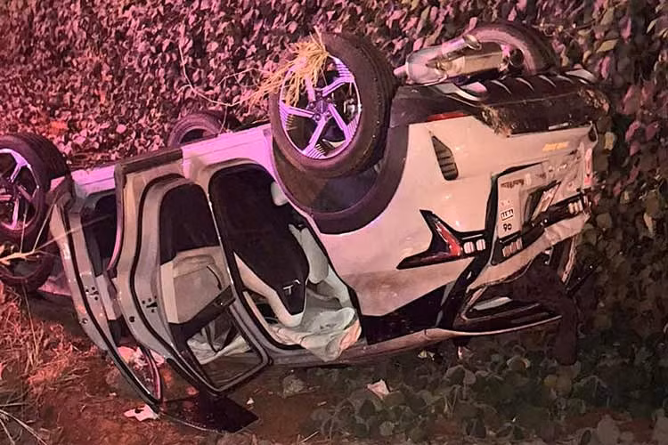 Khi đến địa điểm trên, dòng phương tiện đang lưu thông cùng chiều phía trước chiếc Lynk &amp; Co 06 đã di chuyển chậm lại và đèn phanh đồng loạt bật lên. Điều này khiến tài xế điều khiển chiếc SUV cỡ B đến từ Trung Quốc này phải phanh theo. Tuy nhiên, chiếc ôtô khách đang lưu thông phía sau lại không kịp phản ứng nên tông mạnh vào chiếc Lynk &amp; Co 06.