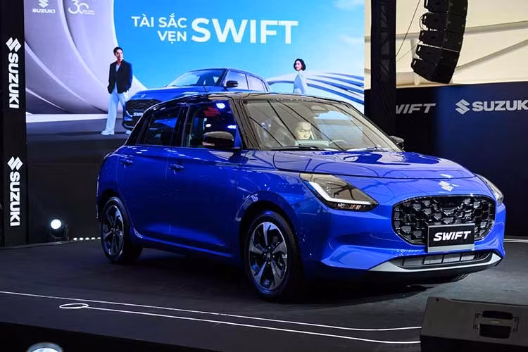 5. Suzuki Swift: 12 xe ﻿ Suzuki Swift chỉ bán được 12 chiếc, giảm 69,2% so với tháng 1/2026. Cũng như Jimny, Suzuki Swift có một số bất lợi như giá bán kém hấp dẫn (569-577 triệu đồng), không chủ động nguồn cung vì nhập khẩu nguyên chiếc từ Nhật Bản và trang bị chỉ dừng ở mức cơ bản. Động cơ mild hybrid tiết kiệm xăng cũng không thể cứu vãn được sức bán của Swift, nhất là trong bối cảnh phân khúc hatchback hạng B vốn không được ưa chuộng tại Việt Nam.