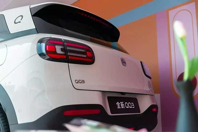 Về kích thước, Chery QQ3 2026 sở hữu số đo dài x rộng x cao lần lượt 4.195 x 1.811 x 1.569 mm (hoặc 1.573 mm) và chiều dài cơ sở 2.700 mm. Chiều dài cơ sở ngang ngửa xe cỡ C này giúp mang đến không gian nội thất khá rộng rãi cho mẫu ôtô điện nhà Chery.