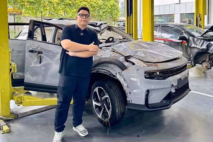 Bên cạnh đó, việc các hành khách ngồi bên trong chiếc Lynk &amp; Co 06 đều thắt dây an toàn cũng giảm đáng kể chấn thương. Tại Việt Nam, Lynk &amp; Co 06 đang được bán với giá khởi điểm từ 679 triệu đồng. Xe cạnh tranh với những đối thủ Hyundai Creta, Kia Seltos, Toyota Yaris Cross, Mitsubishi Xforce và Honda HR-V.