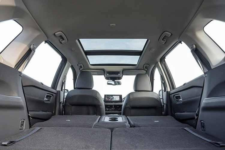 Phiên bản N-Trek này được nhấn mạnh bằng các chi tiết màu đỏ magma trên cản xe, đường chỉ khâu tương phản trong nội thất và logo Nissan xuất hiện trên mâm xe, phía sau, lưới tản nhiệt và vô lăng. Huy hiệu phiên bản cũng được thiết kế với điểm nhấn màu sắc tương tự.