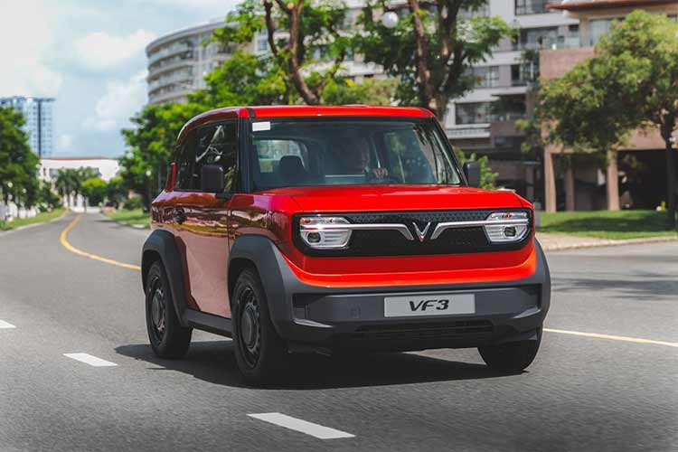 VinFast VF3 từ 305 triệu đồng ﻿Mẫu xe mini điện VinFast VF3 hiện có giá 305 triệu đồng cho bản Eco và 315 triệu đồng cho bản Plus. So với Minio Green, VF 3 có kích thước lớn hơn với thân xe rộng hơn và chiều dài cơ sở dài hơn. Xe vẫn thuộc phân khúc xe điện mini hai cửa, bốn chỗ.