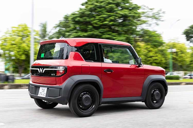 Cả hai phiên bản của Vinfast VF3 đều sử dụng động cơ điện đặt phía sau, công suất 40 mã lực và tốc độ tối đa 100 km/h khi pin còn trên 50%. Pin LFP dung lượng 18,64 kWh cho tầm vận hành khoảng 215 km theo tiêu chuẩn NEDC. Xe hỗ trợ sạc nhanh từ 10 đến 70% trong khoảng 36 phút.