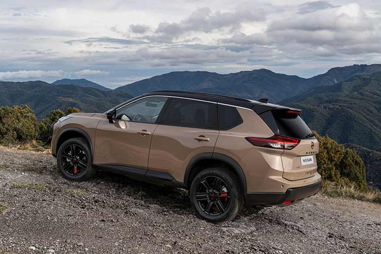 Nhìn từ bên hông, điểm nhấn nằm ở bộ mâm hợp kim 19 inch mới cùng vòm bánh xe được thiết kế lại. Xe cũng có bậc lên xuống mới, gương chiếu hậu sơn đen và cụm đèn hậu LED với đồ họa mới. Bảng màu ngoại thất được bổ sung hai lựa chọn mới gồm Universal Blue và Baja Storm, đều đi kèm tùy chọn phối hai tông màu.