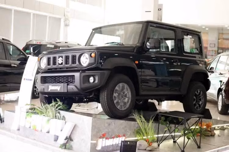 3. Suzuki Jimny: 7 xe ﻿Trong tháng 2/2026, Suzuki Jimny chỉ bán được 7 xe, giảm 81% so với tháng trước đó. Điều này không có gì lạ vì mẫu SUV được mệnh danh là "tiểu Mercedes-Benz G-Class" này có giá cao, nguồn cung hạn chế vì nhập khẩu từ Nhật Bản, kích thước nhỏ và trang bị khá nghèo nàn.