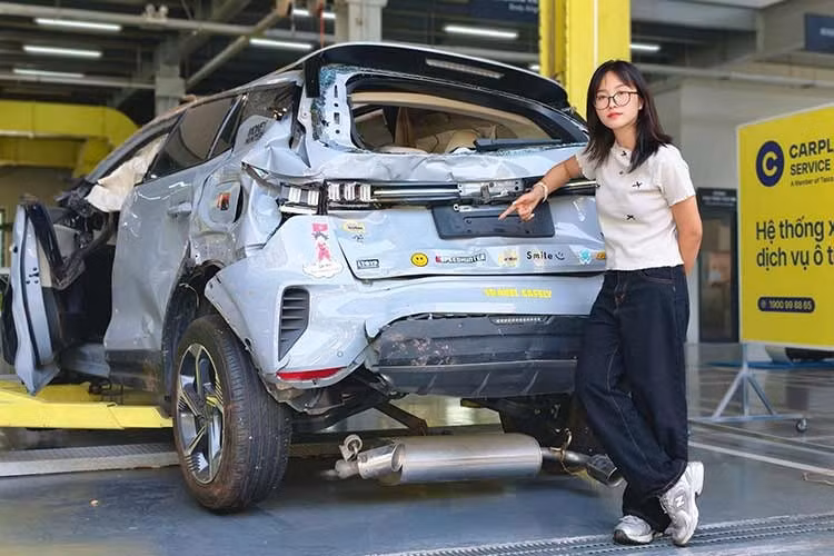 Cú va chạm mạnh đã khiến chiếc Lynk &amp; Co 06 bị đẩy về phía trước, va chạm với 1 xe con rồi lật 6 vòng. Chiếc Lynk &amp; Co 06 lao về phía vệ đường, dừng lại sau khi chạm vào hàng rào sát mương nước và lật ngửa. Rất may mắn, cả 4 người ngồi trên xe, bao gồm cả em bé 4 tháng tuổi, đều không bị thương nặng.