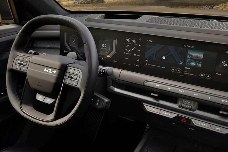 Hệ thống hybrid trên Telluride là dạng hybrid song song, trong đó động cơ đốt trong hoạt động theo chu trình Atkinson nhằm tối ưu hiệu suất nhiên liệu. Hệ thống này sử dụng hai mô-tơ điện, một mô-tơ đặt giữa động cơ và hộp số để đảm nhiệm việc dẫn động, trong khi mô-tơ còn lại đóng vai trò máy phát khởi động, giúp quá trình khởi động – dừng diễn ra mượt mà và quản lý trạng thái sạc của pin.