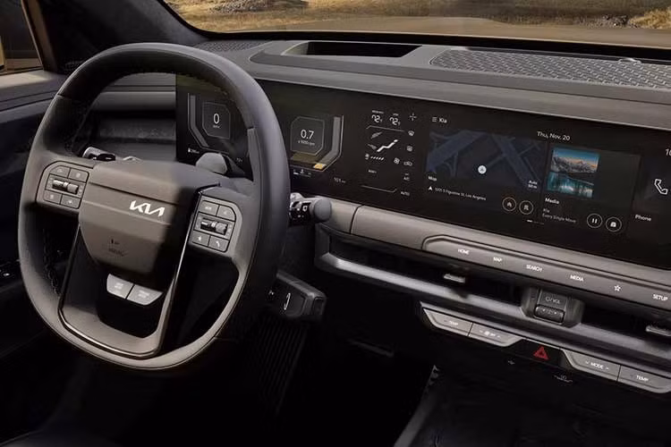 Hệ thống hybrid trên Telluride là dạng hybrid song song, trong đó động cơ đốt trong hoạt động theo chu trình Atkinson nhằm tối ưu hiệu suất nhiên liệu. Hệ thống này sử dụng hai mô-tơ điện, một mô-tơ đặt giữa động cơ và hộp số để đảm nhiệm việc dẫn động, trong khi mô-tơ còn lại đóng vai trò máy phát khởi động, giúp quá trình khởi động – dừng diễn ra mượt mà và quản lý trạng thái sạc của pin.