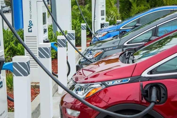 Trong bối cảnh giá xăng dầu tăng nhanh, ôtô điện đang trở thành lựa chọn được nhiều người dùng cân nhắc nhờ chi phí vận hành thấp hơn so với xe sử dụng động cơ đốt trong. Tại thị trường Việt Nam, phân khúc ôtô điện giá dưới 600 triệu đồng đang dần hình thành với nhiều lựa chọn, từ các mẫu xe mini phục vụ di chuyển trong đô thị đến SUV cỡ nhỏ.