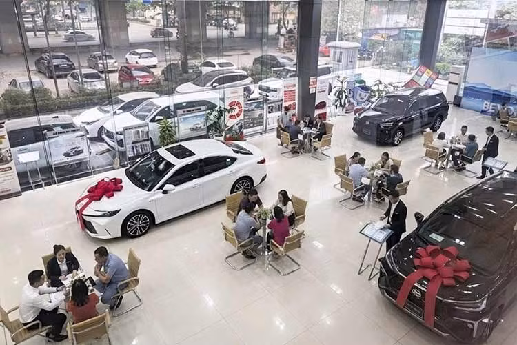 Theo số liệu của Hiệp hội các nhà sản xuất ôtô Việt Nam (VAMA), trong tháng 2/2026 vừa qua, thị trường ôtô trong nước đạt doanh số 19.278 xe, giảm 47,7% so với tháng liền trước. Trong số này, có 12.376 xe du lịch, 6.542 xe thương mại và 360 xe chuyên dụng. So với tháng trước, doanh số xe du lịch giảm 53%; xe thương mại giảm 37%; và xe chuyên dụng giảm 22%.