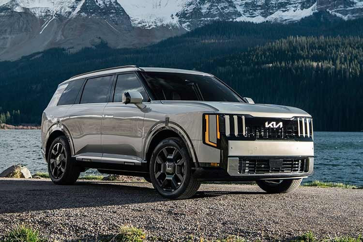 Theo Kia America, biến thể hybrid của Kia Telluride 2027 có mức tiêu thụ nhiên liệu tối đa khoảng 35 mpg, tương đương khoảng 6,7 lít/100 km đối với phiên bản EX dẫn động cầu trước. Bên cạnh đó, mẫu xe này vẫn tiếp tục được sản xuất tại Mỹ và cung cấp thêm tùy chọn động cơ xăng tăng áp 2.5L.