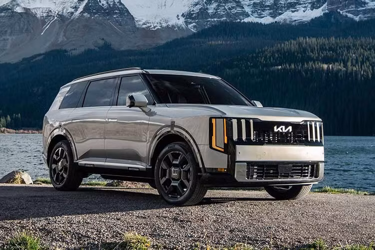 Theo Kia America, biến thể hybrid của Kia Telluride 2027 có mức tiêu thụ nhiên liệu tối đa khoảng 35 mpg, tương đương khoảng 6,7 lít/100 km đối với phiên bản EX dẫn động cầu trước. Bên cạnh đó, mẫu xe này vẫn tiếp tục được sản xuất tại Mỹ và cung cấp thêm tùy chọn động cơ xăng tăng áp 2.5L.