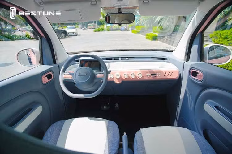Trang bị của xe điện cỡ nhỏ Bestune Xiaoma ở mức cơ bản, gồm camera lùi, cảm biến lùi, màn hình hiển thị 7 inch sau vô lăng và hai chế độ lái Eco và Sport. Xe không có một số tính năng an toàn như túi khí hay hệ thống ABS.
