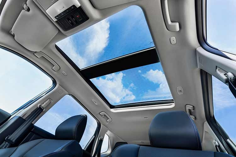 Một số chi tiết trên ghế trước, ghế sau, vô lăng và hệ thống giải trí màn hình 12 inch cũng được tinh chỉnh. Điểm nâng cấp đáng chú ý nhất nằm ở công nghệ khi X-Trail lần đầu tiên được trang bị Google built-in. Nhờ đó, người dùng có thể sử dụng nhiều dịch vụ trực tiếp trên xe mà không cần kết nối điện thoại.