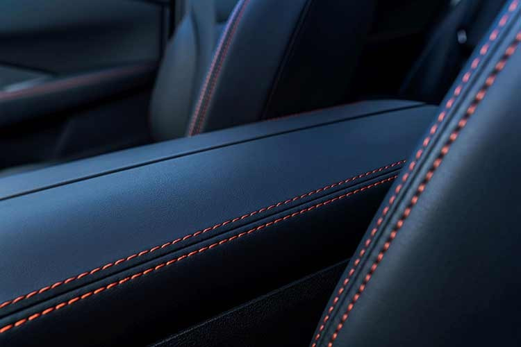 Bên cạnh đó, xe cũng được bổ sung tính năng nhận diện biển báo tốc độ, trong khi các chức năng hiện có được cải tiến để tối ưu khả năng phanh, tăng tốc và giữ làn.Đối với phiên bản 2026, Nissan cũng đưa trở lại phiên bản N-Trek với phong cách thiết kế nổi bật hơn.