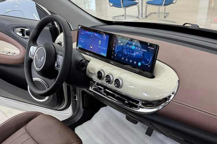 Trang bị an toàn gồm hai túi khí trên bản tiêu chuẩn và bốn túi khí trên các phiên bản cao cấp. Các tính năng như cảm biến lùi, giám sát áp suất lốp, ga tự động và hỗ trợ khởi hành ngang dốc được trang bị tiêu chuẩn.