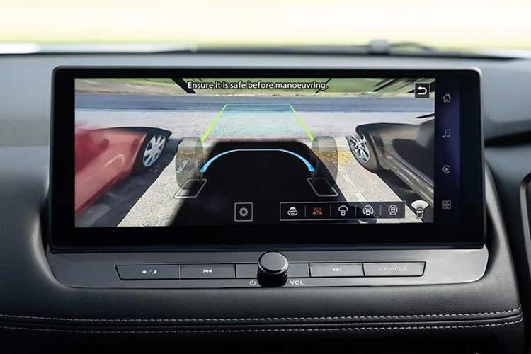 Nissan cũng nâng cấp hệ thống quan sát xung quanh xe với Around View Monitor 3D tám điểm. Hệ thống sử dụng camera góc rộng bên ngoài xe để cung cấp góc nhìn 360 độ khi di chuyển ở tốc độ thấp, đồng thời bổ sung các tính năng như chế độ “nắp ca-pô trong suốt” và góc quan sát giao lộ chữ T.