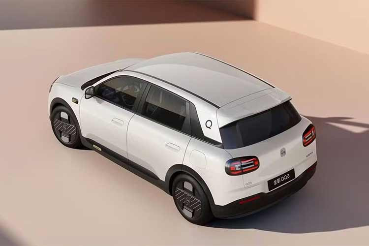 Chery QQ3 2026 sở hữu động cơ là 2 loại mô-tơ điện nằm trên cầu sau với sức mạnh 58 kW (78 mã lực)/90 Nm và 90 kW (121 mã lực)/115 Nm. Hai tùy chọn pin gồm 29,48 kWh và 41,28 kWh, cho phạm vi hoạt động thuần điện theo chu trình CLTC lần lượt 310 km và 420 km. Hệ thống sạc nhanh cho phép sạc pin từ 30% lên 80% trong 16,5 phút.