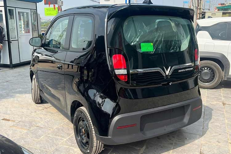 Xe sở hữu khối động cơ điện đặt phía sau có công suất 40 mã lực, tốc độ tối đa khoảng 80 km/h. Bộ pin dung lượng 18,3 kWh cho tầm vận hành khoảng 210 km mỗi lần sạc. Xe hỗ trợ sạc nhanh từ 10 đến 70% trong khoảng 34 phút. Điểm mạnh của mẫu xe mini điện này là hệ thống trạm sạc ngập tràn trên khắp cả nước của Vinfast.