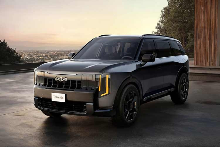 Trong phân khúc SUV ba hàng ghế, Telluride 2027 phải cạnh tranh với nhiều đối thủ như Hyundai Palisade – mẫu xe cùng nền tảng, Ford Explorer, Toyota Grand Highlander và Honda Pilot. Riêng Toyota Grand Highlander cũng có các phiên bản hybrid và plug-in hybrid. Trong nội bộ Hyundai Motor Group, Palisade Hybrid được xem là đối thủ trực tiếp của Telluride Hybrid.