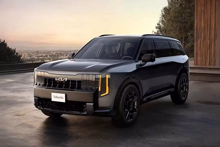 Trong phân khúc SUV ba hàng ghế, Telluride 2027 phải cạnh tranh với nhiều đối thủ như Hyundai Palisade – mẫu xe cùng nền tảng, Ford Explorer, Toyota Grand Highlander và Honda Pilot. Riêng Toyota Grand Highlander cũng có các phiên bản hybrid và plug-in hybrid. Trong nội bộ Hyundai Motor Group, Palisade Hybrid được xem là đối thủ trực tiếp của Telluride Hybrid.