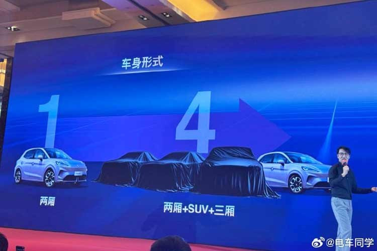 Trong đó, phần đầu xe được trang bị logo phát sáng đặc trưng của thương hiệu, kết hợp với dải đèn LED chạy ngang mới nhằm tăng khả năng nhận diện. Cản trước được thiết kế năng động hơn để nhấn mạnh đặc tính thể thao của thương hiệu.