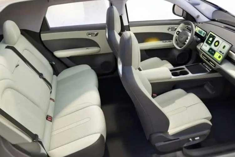 Chưa hết, Chery QQ3 2026 còn sử dụng cấu trúc thân xe “Rock-solid", bao gồm 72% thép cường độ cao và 19% thép dập nóng. Thêm vào đó là hệ thống Falcon 500 hỗ trợ hơn 100 kịch bản đỗ xe tự động. Các chức năng hỗ trợ lái tự động dựa trên định vị trên cao tốc như kiểm soát hành trình thích ứng, giữ xe trong làn, tự động vào/ra đường cao tốc và hỗ trợ chuyển làn cũng là điểm nhấn của xe.