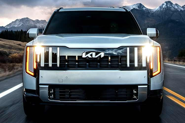 Bên cạnh đó, khóa vi sai trung tâm cho phép duy trì sự phân bổ lực kéo đồng đều khi di chuyển trên địa hình phức tạp. Các trang bị hỗ trợ off-road khác bao gồm chế độ lái địa hình, móc cứu hộ trước và sau, cùng hệ thống Ground View Monitor. Công nghệ này sử dụng camera để hiển thị hình ảnh khu vực mặt đất xung quanh xe khi di chuyển ở tốc độ thấp, giúp người lái dễ dàng quan sát địa hình.