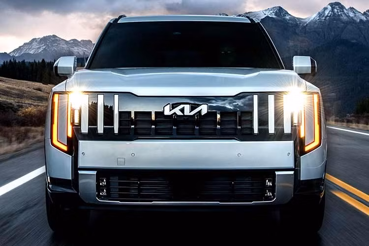 Bên cạnh đó, khóa vi sai trung tâm cho phép duy trì sự phân bổ lực kéo đồng đều khi di chuyển trên địa hình phức tạp. Các trang bị hỗ trợ off-road khác bao gồm chế độ lái địa hình, móc cứu hộ trước và sau, cùng hệ thống Ground View Monitor. Công nghệ này sử dụng camera để hiển thị hình ảnh khu vực mặt đất xung quanh xe khi di chuyển ở tốc độ thấp, giúp người lái dễ dàng quan sát địa hình.