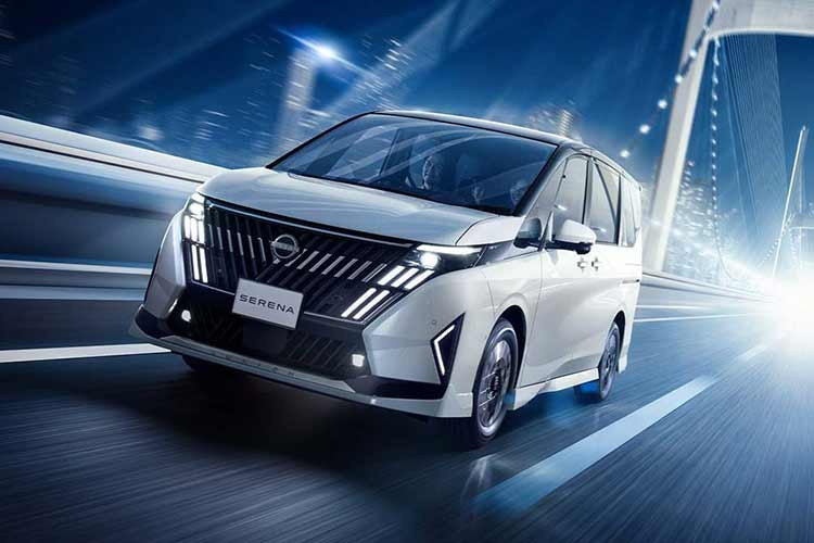 Cụm đèn LED định vị ban ngày cũng được tái thiết kế để hài hòa với mặt ca-lăng mới, tạo nên một diện mạo sắc sảo và bề thế hơn. Bên cạnh đó, bộ mâm hợp kim cũng sở hữu thiết kế mới giúp tăng thêm vẻ hiện đại cho thân xe.