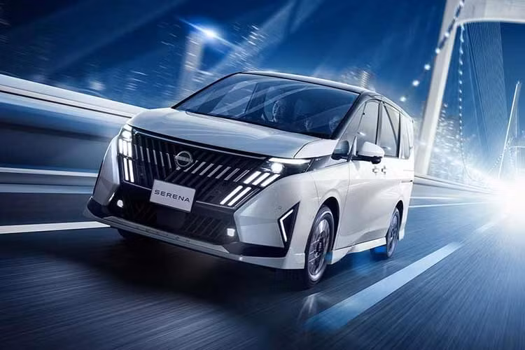 Cụm đèn LED định vị ban ngày cũng được tái thiết kế để hài hòa với mặt ca-lăng mới, tạo nên một diện mạo sắc sảo và bề thế hơn. Bên cạnh đó, bộ mâm hợp kim cũng sở hữu thiết kế mới giúp tăng thêm vẻ hiện đại cho thân xe.