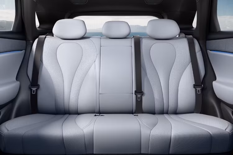 Phía sau, cụm đèn hậu dạng vòng xuyên suốt “interstellar loop” vẫn là điểm nhấn quen thuộc, giúp mẫu xe dễ dàng được nhận ra trong dòng sản phẩm Ocean Series của BYD.