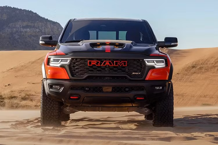 Do đó, động cơ HEMI V8 siêu tăng áp 6.2 lít giờ đây sản sinh công suất 777 mã lực và mô-men xoắn 680 lb-ft (922 Nm), nhờ vào hệ thống nạp khí kép hút không khí qua cả lưới tản nhiệt và hốc hút gió trên nắp ca-pô. Bộ siêu tăng áp 2.4 lít không bao giờ thiếu oxy.