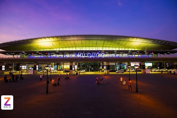 Cảng hàng không quốc tế Phú Quốc (đặc khu Phú Quốc, An Giang) được khởi công xây dựng ngày 23/11/2008 và chính thức đi vào hoạt động từ 2/12/2012. Sau hơn một thập kỷ khai thác, cảng hàng không này đang phải "gồng mình" trước tốc độ tăng trưởng du lịch.