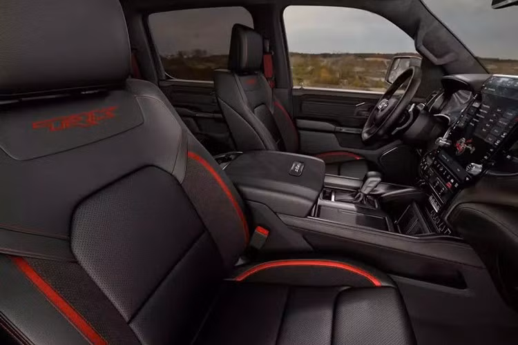 Điều này cho phép chiếc xe siêu bán tải chuyển đổi từ một chiếc xe chạy êm ái trên đường cao tốc thành một chiếc xe chinh phục cồn cát chỉ bằng một nút bấm. Hệ thống treo trước cung cấp hành trình 13 inch, trong khi hệ thống lò xo năm liên kết phía sau cho phép chuyển động thẳng đứng lên đến 14 inch.