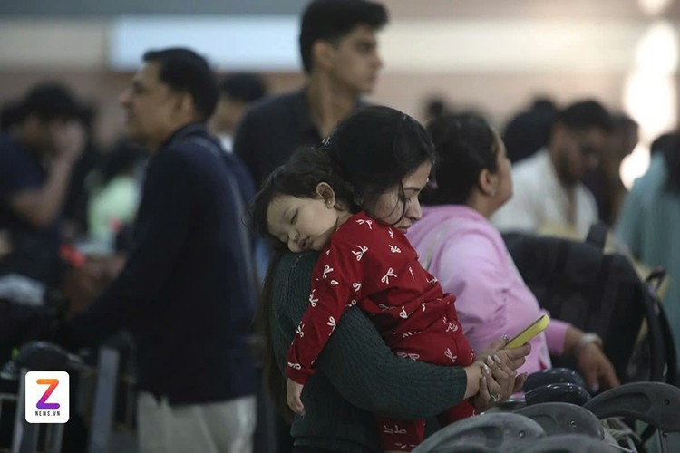 Nhà ga hành khách hiện hữu của sân bay Phú Quốc có công suất thiết kế ban đầu 2,65 triệu khách/năm. Tuy nhiên, năm 2025, sản lượng khai thác tại cảng hàng không quốc tế Phú Quốc đạt 6 triệu hành khách. Đặc biệt trong tháng 12 và tháng 1, lượng khách quốc tế đổ về đây nghỉ đông, đón năm mới, khiến sân bay luôn trong tình trạng đông đúc.