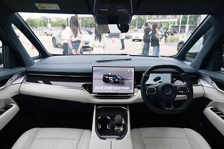 Tiếp theo là hệ thống đèn trước 2 tầng với 5 dải đèn LED định vị ban ngày mỗi bên, tạo thành hình chữ "U" và cụm đèn pha LED nằm ngang bên dưới. Trong khi đó, cụm đèn hậu có tên "Wings of Light" sở hữu chiều dài lên đến 1,76 m và bao gồm tổng cộng 402 bóng LED vắt ngang đuôi xe.