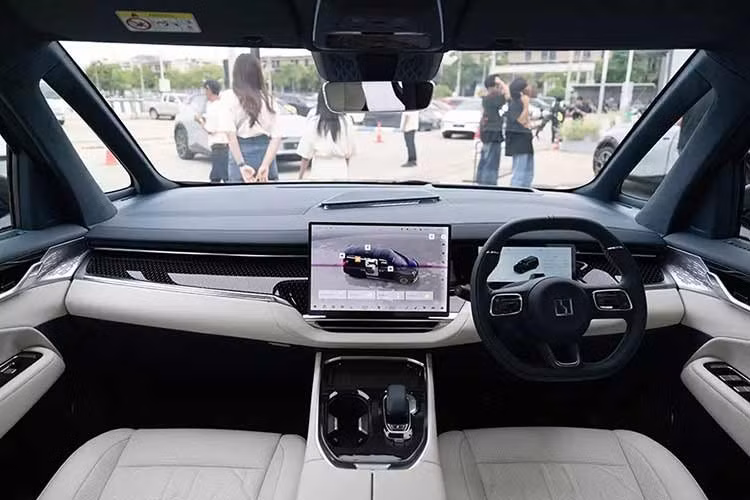 Tiếp theo là hệ thống đèn trước 2 tầng với 5 dải đèn LED định vị ban ngày mỗi bên, tạo thành hình chữ "U" và cụm đèn pha LED nằm ngang bên dưới. Trong khi đó, cụm đèn hậu có tên "Wings of Light" sở hữu chiều dài lên đến 1,76 m và bao gồm tổng cộng 402 bóng LED vắt ngang đuôi xe.