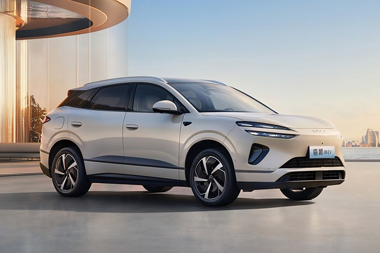 Dù vậy, BYD vẫn giữ nguyên kích thước tổng thể của xe, với chiều dài 4.810 mm, rộng 1.920 mm, cao 1.675 mm và chiều dài cơ sở 2.820 mm, cho thấy hãng tập trung vào cải thiện công nghệ bên trong hơn là thay đổi hình thức bên ngoài.